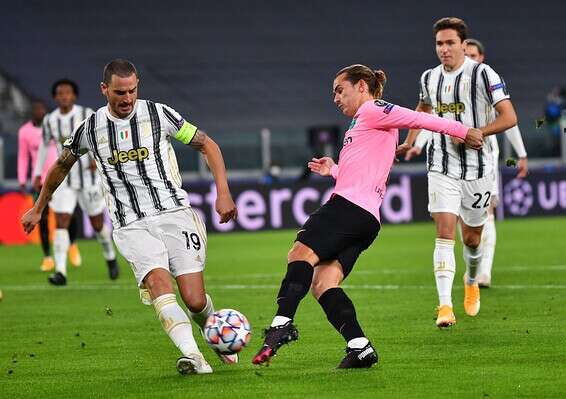 גריזמן ובונוצ'י נאבקים, הערב // צילום: Getty Images