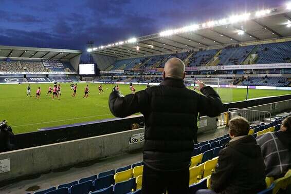אוהדים אתמול באצטדיון של מילוול בלונדון // צילום: GettyImages