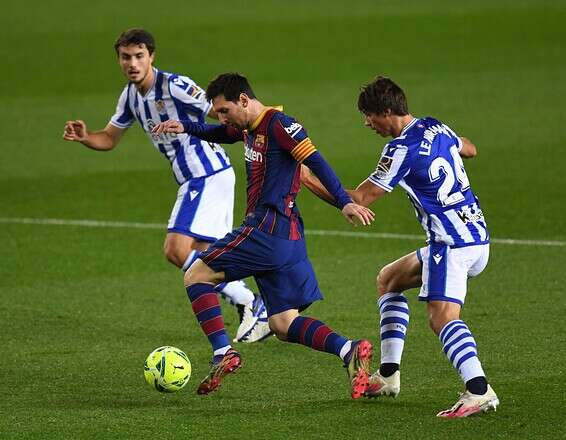 מסי מול שחקני סוסיאדד, אתמול // צילום: Getty Images