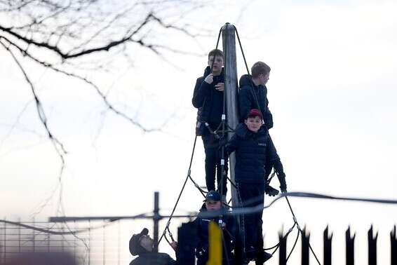 אוהדי צ'ורלי בפיתרון יצירתי לראות את המשחק // צילום: רויטרס