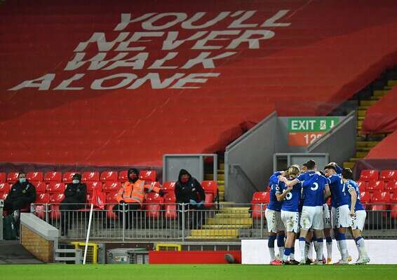 אברטון חוגג באנפילד // צילום: רויטרס