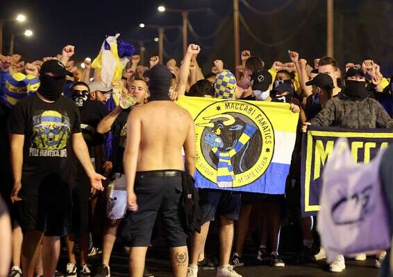 אוהדי מכבי תל אביב, אתמול בקריית שלום // צילום: אודי ציטיאט