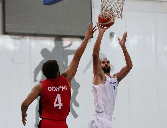 רוברט רות'בארט מחפש את הסל, הערב מול עכו // צילום: אודי ציטיאט