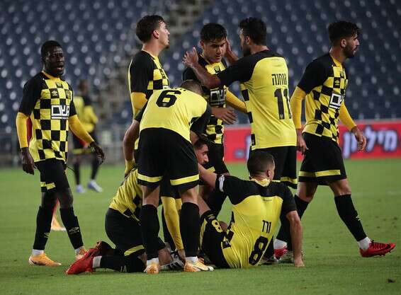 בית"ר ירושלים חוגגת על הראש של חדרה // צילום: דני מרון