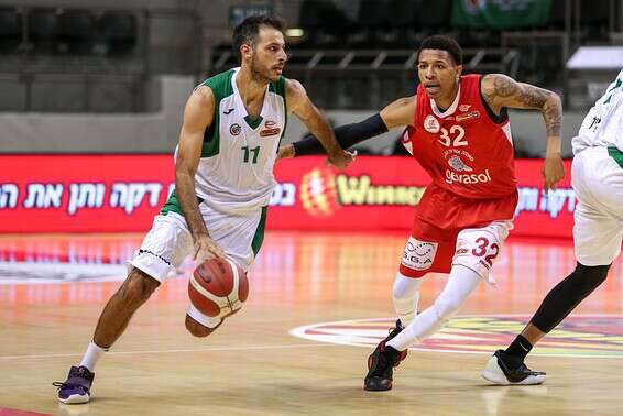 אבי בן שימול מול ג'ו תומאסון, הערב // צילום: מאור אלקסלסי