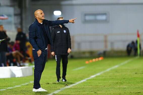 יוסי אבוקסיס על הקווים. עם ניצחון בודד // צילום: לירון מולדובן