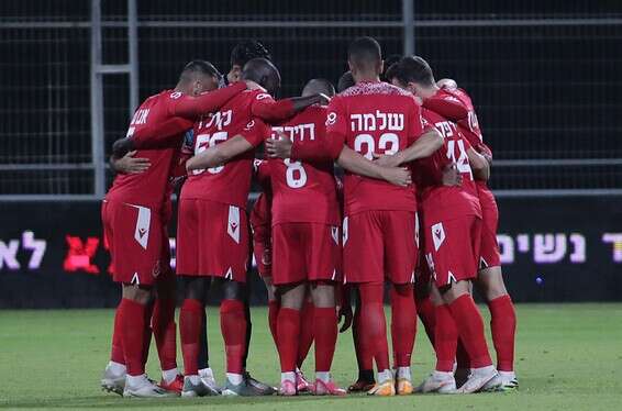 שחקני הפועל ת"א, הערב // צילום: דני מרון