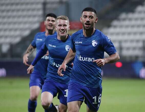 חוגגים אחרי השער העצמי // צילום: דני מרון