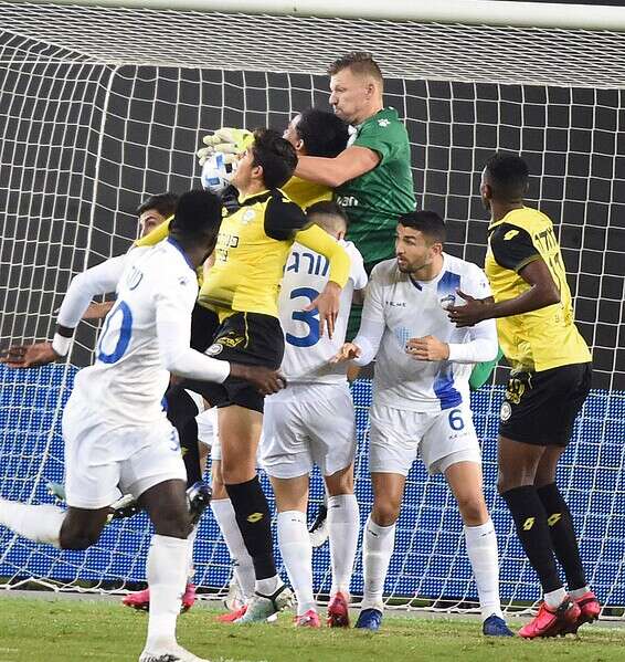 ברטקוס עוצר את התקפת נתניה, הערב // צילום: ברני ארדוב