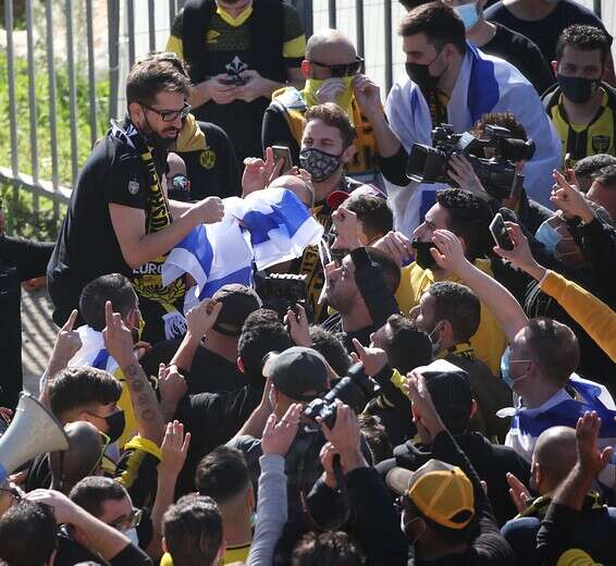 משה חוגג על הכתפיים באימון בבית וגן ביום שישי // צילום: אודי ציטיאט