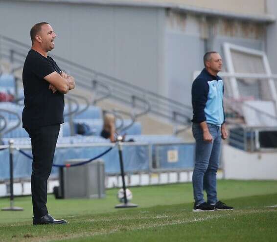 בן שמעון (משמאל), הערב במושבה // צילום: אודי ציטיאט