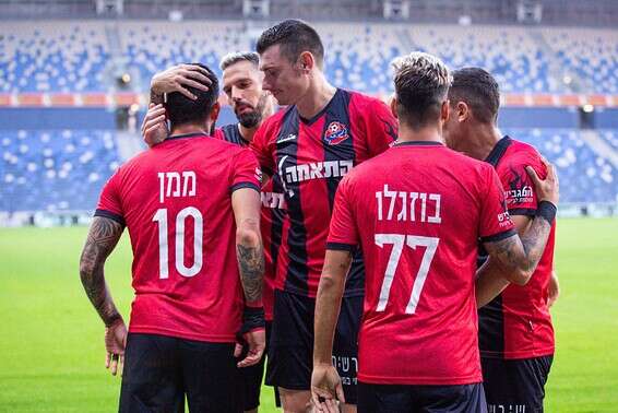 חנן ממן חוגג את המהפך של הפועל חיפה // צילום: מאור אלקסלסי