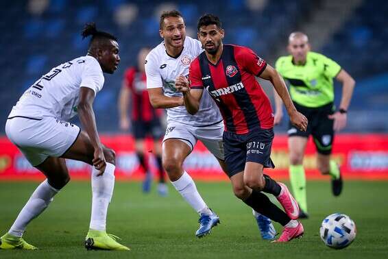 זמיר מול שחקני חדרה, הערב בסמי עופר // צילום: מאור אלקסלסי