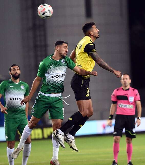 חבשי ואז'ובל במאבק אווירי, הערב בנתניה // צילום: ברני ארדוב