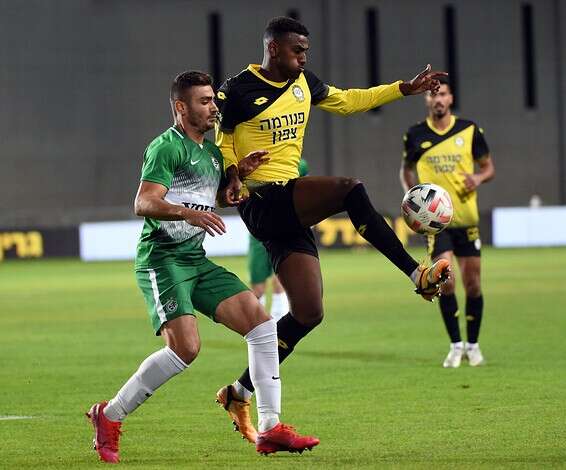 מאיר משגיח על מלדה, הערב בנתניה // צילום: ברני ארדוב