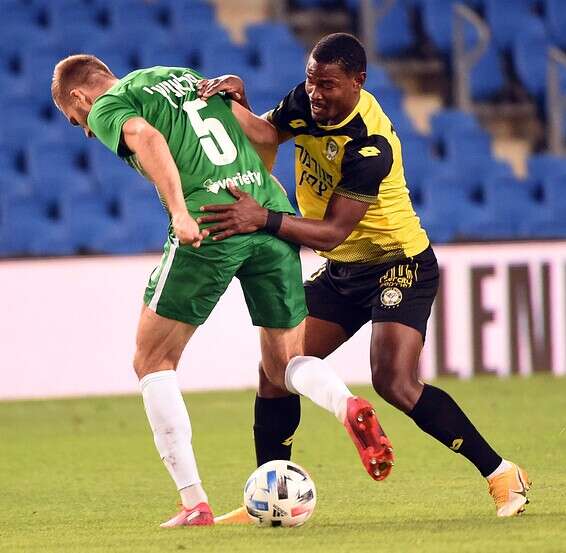 פרייטר מנסה לחטוף לפלאניץ', הערב // צילום: ברני ארדוב