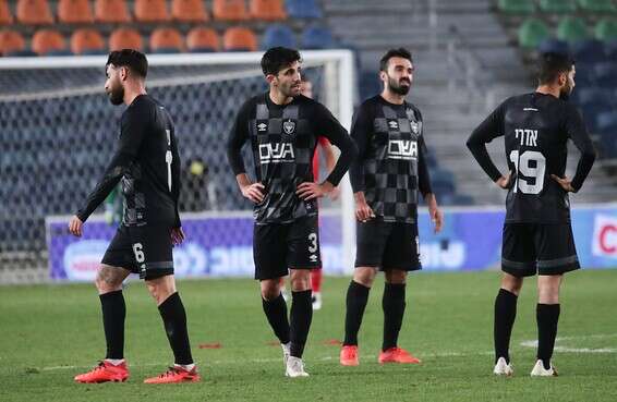 שחקני בית"ר ירושלים בפוזה אופיינית לעונה // צילום: דני מרון