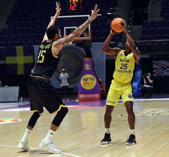 מגי מחפש את הסל. רבע אחרון ענק // צילום: ברני ארדוב