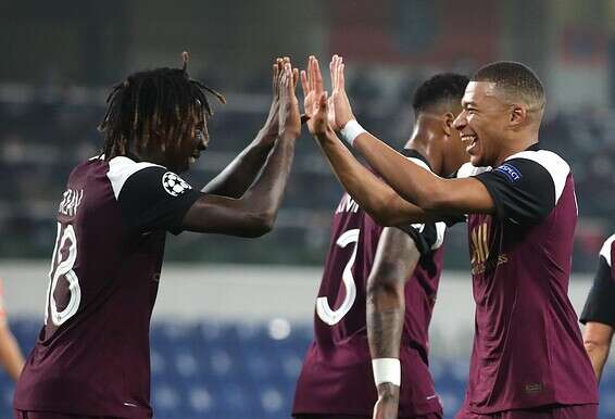 אמבפה חוגג עם קן // צילום: AFP