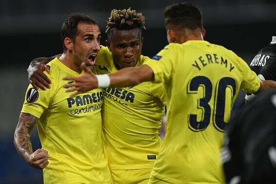 סמואל צ'וקווזה חוגג עם חברים. עדיין צריך לעבוד על החיבור // צילום: אי-פי