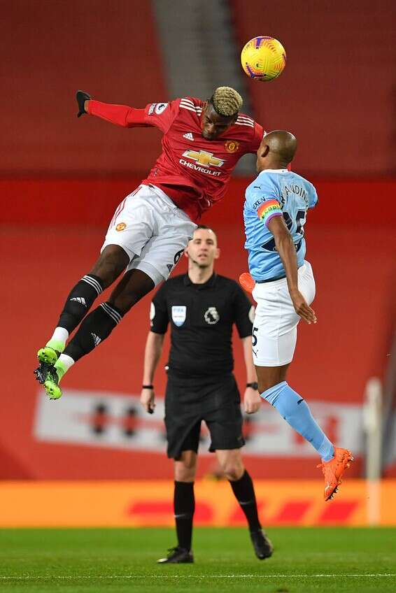 פרננדיניו ופוגבה מרחפים, הערב באולד טראפורד // צילום: Gettyimages