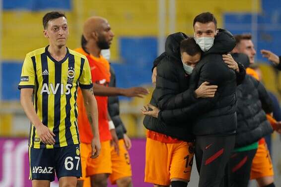 שחקני האורחת חוגגים, הערב // צילום: אי.אף.פי