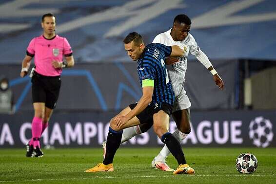 טולוי מנסה להתמודד עם ויניסיוס, הערב במדריד // צילום: אי.אף.פי