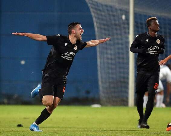 חזוט חוגג את שער הניצחון של כפר שלם // צילום: ברני ארדוב