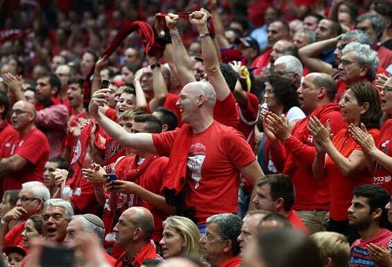 אוהדי הפועל ירושלים חוגגים אליפות בארנה // צילום: אלן שיבר