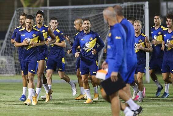 שחקני מכבי ת"א. אתמול בקריית שלום // צילום: עמי שומן