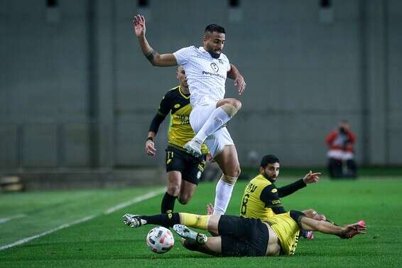 פיבן נעצר ע"י הגנת נתניה, הערב // צילום: עמי שומן