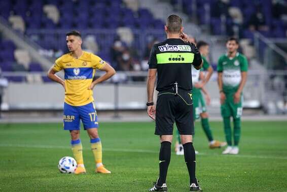 ביטון ניגש לבעוט, אבל הפנדל בוטל // צילום: עמי שומן