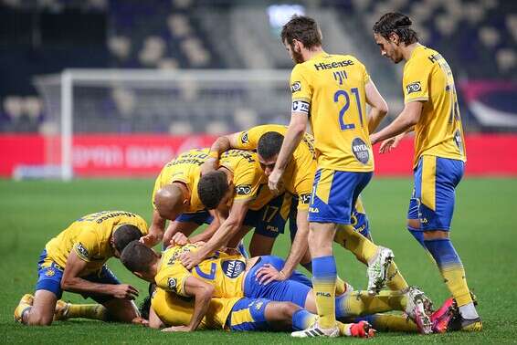 שחקני מכבי חוגגים בסיום, הערב בבלומפילד // צילום: עמי שומן