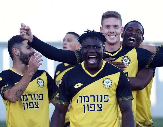 נתניה חוגגת את השער של יובל שדה // צילום: ברני ארדוב