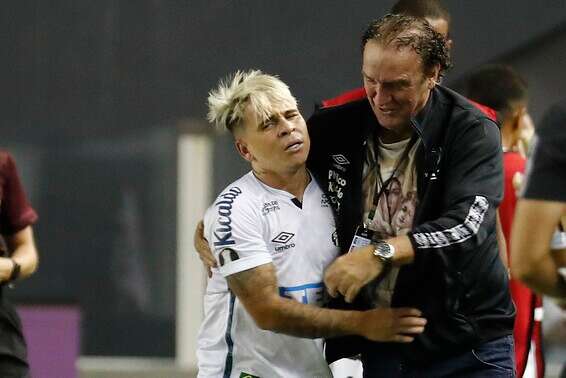 עם המאמן אחרי הניצחון על בוקה // צילום: AP