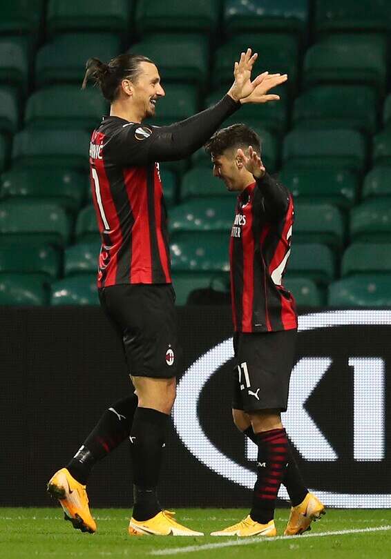 דיאס וזלאטן. 24 ס"מ ו-18 שנים מפרידים בין השניים // צילום: AP