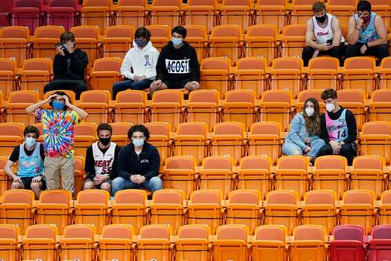 אוהדי מיאמי. חזרו ליציע // צילום: AP