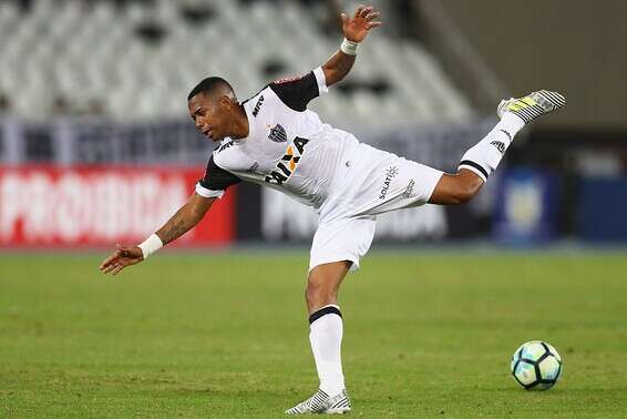 רוביניו באתלטיקו מיניירו. סמל למאבק באלימות נגד נשים // צילום: GettyImages