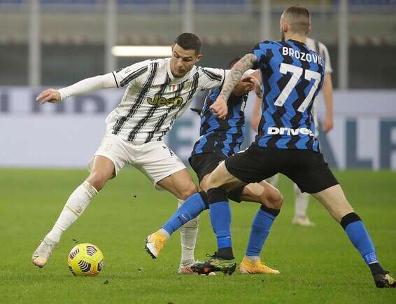 רונאלדו מוקף, הערב בסן סירו // צילום: אי.פי