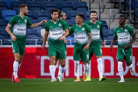 שחקני חיפה חוגגים את השני, הערב // צילום: מאור אלקסלסי