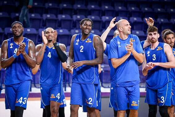 הכחולים חוגגים ניצחון קליל // צילום: מאור אלקסלסי