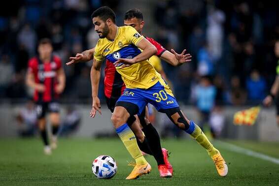 בן בסט מנסה לחטוף לקנדיל, הערב בסמי עופר // צילום: מאור אלקסלסי