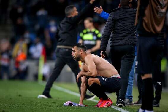 בן בסט לאחר שהבין שהשער שלו נפסל, הערב // צילום: מאור אלקסלסי