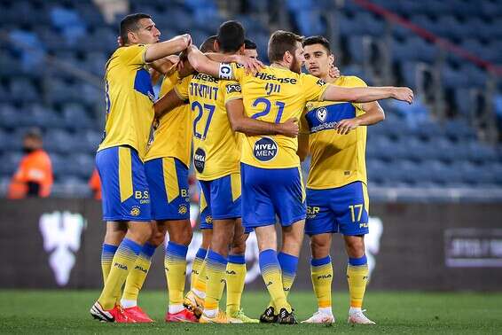 שחקני מכבי ת"א חוגגים בסיום, הערב // צילום: מאור אלקסלסי