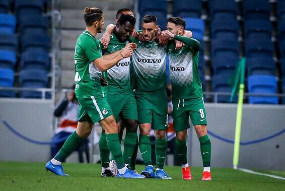 מכבי חיפה חוגגת עם נטע לביא // צילום: מאור אלקסלסי