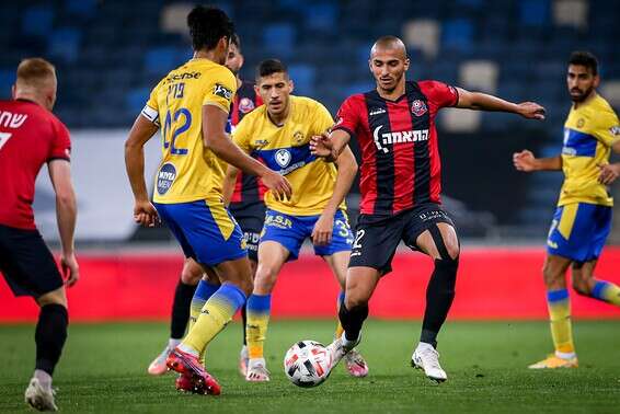 גאנם מוקף בשחקני מכבי, הערב בסמי עופר // צילום: מאור אלקסלסי