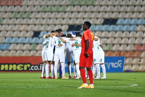 באיו על רקע שחקני חיפה, לפני שריקת הפתיחה // צילום: לירון מולדובן