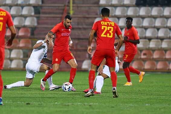 אזולאי בין שחקני חיפה, הערב באשדוד // צילום: לירון מולדובן