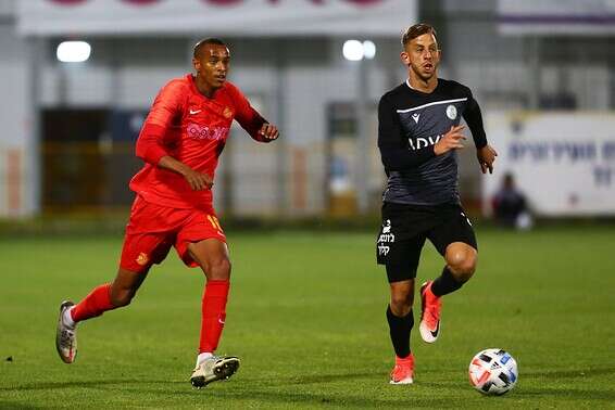 זסנו רודף אחרי רייכרט, הערב באצטדיון הי"א // צילום: לירון מולדובן