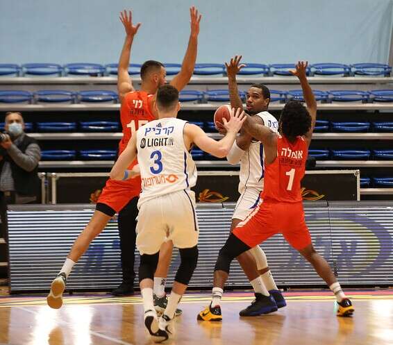 קלארק נאבק בהגנת נס ציונה, הערב // צילום: אודי ציטיאט